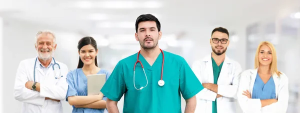 Médico que trabalha no hospital com outros médicos . — Fotografia de Stock