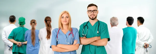 Médico que trabalha no hospital com outros médicos . — Fotografia de Stock