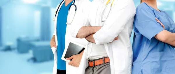 Doktor pracuje v nemocnici s jinými lékaři. — Stock fotografie
