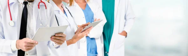 Doctor working in hospital with other doctors. — Stock Photo, Image