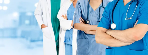 Médico que trabalha no hospital com outros médicos . — Fotografia de Stock