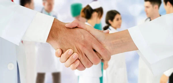 Doctor working in hospital with other doctors. — Stock Photo, Image