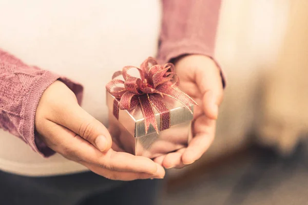 Mulher mão segurando caixa de presente de Natal presente . — Fotografia de Stock