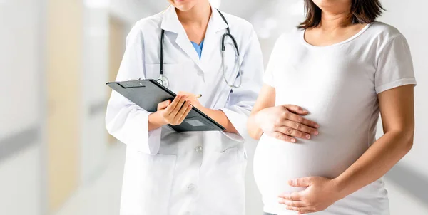 Donna incinta e ginecologo medico presso l'ospedale — Foto Stock