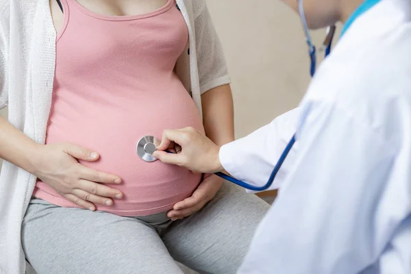 Donna incinta e ginecologo medico presso l'ospedale — Foto Stock