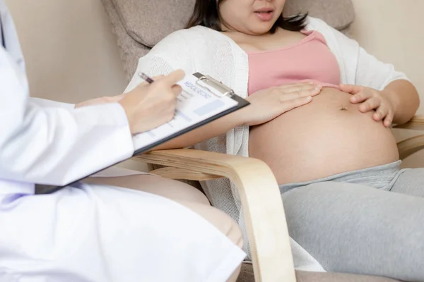 Donna incinta e ginecologo medico presso l'ospedale — Foto Stock