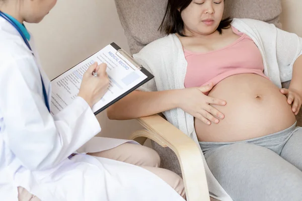 Schwangere und Frauenärztin im Krankenhaus — Stockfoto