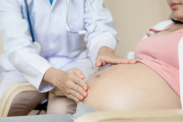 Donna incinta e ginecologo medico presso l'ospedale — Foto Stock