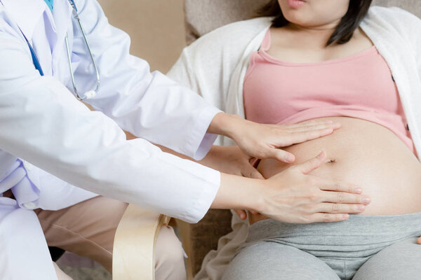 Беременная женщина и врач-гинеколог