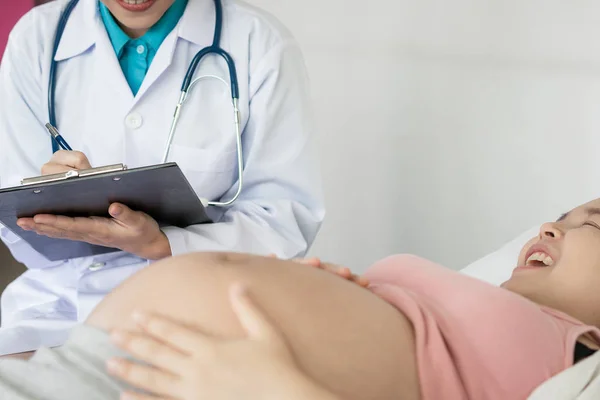 Donna incinta e ginecologo medico presso l'ospedale — Foto Stock