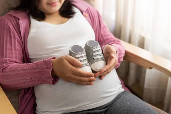 Mujer embarazada feliz y esperando un bebé en casa. — Foto de Stock