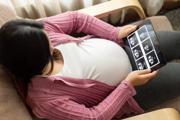 Glückliche Schwangere und erwartetes Baby zu Hause. — Stockfoto