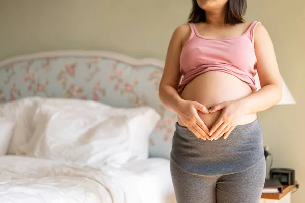 幸せな妊娠中の女性と期待赤ちゃんに家. — ストック写真