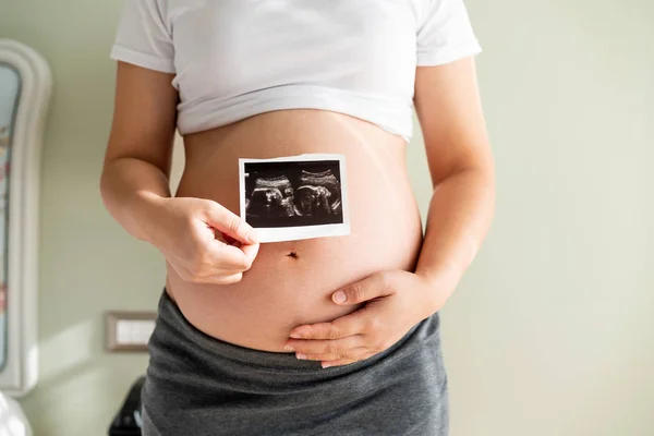 Mujer embarazada feliz y esperando un bebé en casa. — Foto de Stock