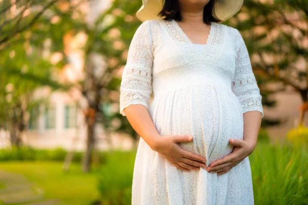 妊娠中の女性は庭の家で幸せ. — ストック写真