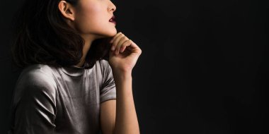 Genç zarif kadın portresi. Lüks reklam konsepti.