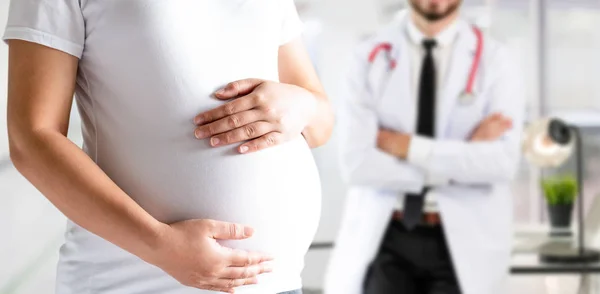 Mujer embarazada y médico ginecólogo en el hospital — Foto de Stock