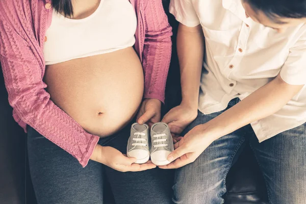 Embarazada pareja siente amor y relajarse en casa. — Foto de Stock