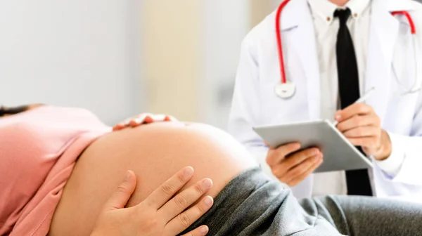 Donna incinta e ginecologo medico presso l'ospedale — Foto Stock