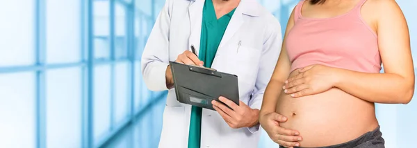 Donna incinta e ginecologo medico presso l'ospedale — Foto Stock