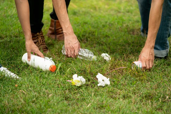 Los jóvenes recogen basura para limpiar el parque público . — Foto de Stock