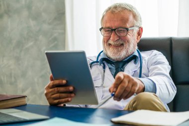 Hastane ofisinde çalışan doktor.