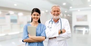 Hastanede çalışan yaşlı ve genç doktor.