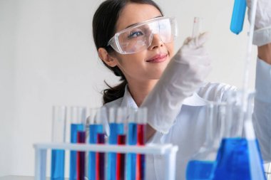 Biyokimya laboratuvarında çalışan bilim adamı.