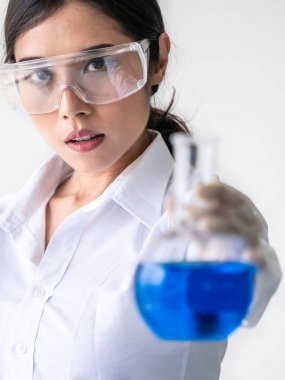 Biyokimya laboratuvarında çalışan bilim adamı.