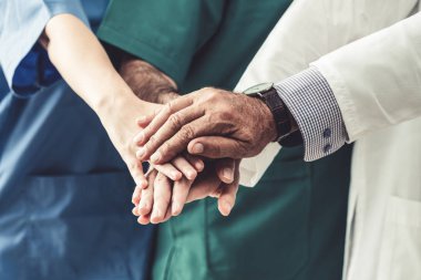 Sağlık çalışanları grubu hastanede birlikte çalışıyor