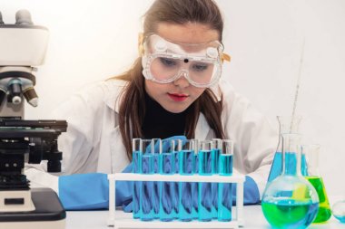 Kimyager laboratuvarında çalışan kadın bilim adamı.