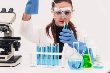 Kimyager laboratuvarında çalışan kadın bilim adamı.