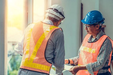 Çizim ile çalışan kıdemli mühendis ve mimar