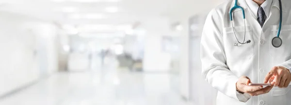 Médico masculino usando telefone celular no hospital. — Fotografia de Stock