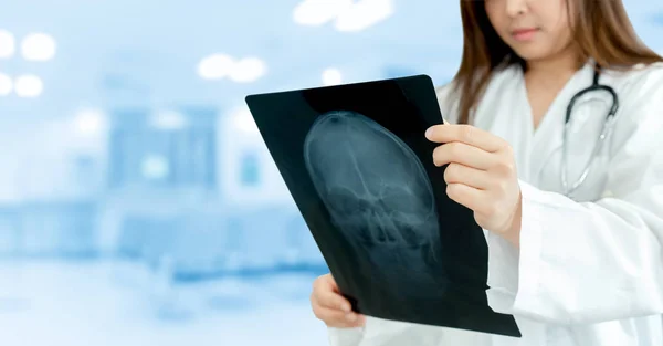 Mulher médico examinando imagem de raios X no hospital . — Fotografia de Stock