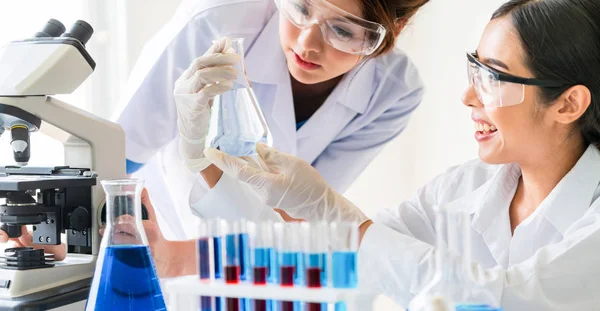 Grupo de cientistas que trabalham em laboratório químico . — Fotografia de Stock