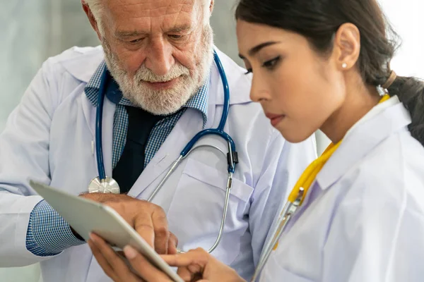 Lékaři pracující s tabletovým počítačem v nemocnici. — Stock fotografie