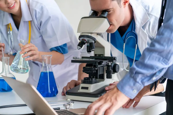 Groep wetenschappers werkzaam in chemisch labo. — Stockfoto