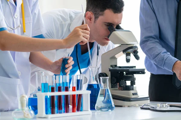 Grupo de cientistas que trabalham em laboratório químico . — Fotografia de Stock