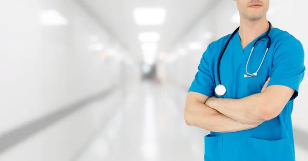 Jeune homme médecin travaillant à l'hôpital. — Photo