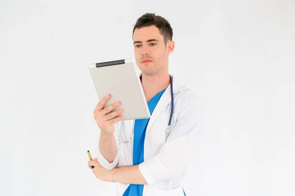 Уверенный врач в форме на белом фоне . — стоковое фото