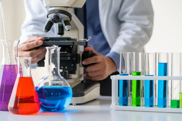 Scientist working in pharmaceutical laboratory. — Stock Photo, Image
