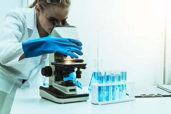 Woman scientist working in chemist laboratory. — Stock Photo, Image