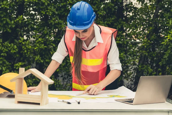 Ingenjör som arbetar med projekt på byggarbetsplatsen. — Stockfoto