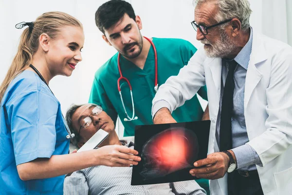 Medico lavoro di squadra con immagine pellicola a raggi x del paziente . — Foto Stock