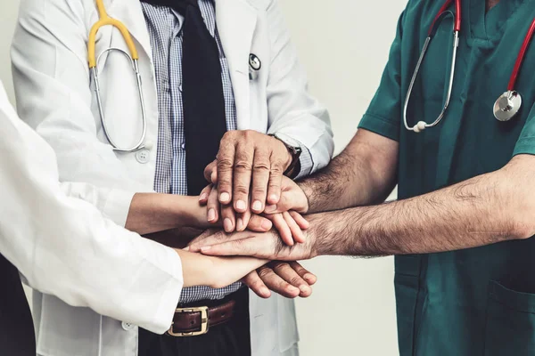 Группа медицинских работников работает вместе в больнице — стоковое фото