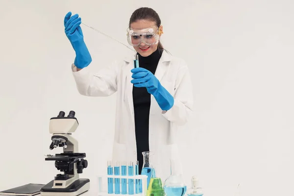 Mulher cientista trabalhando em laboratório de química . — Fotografia de Stock