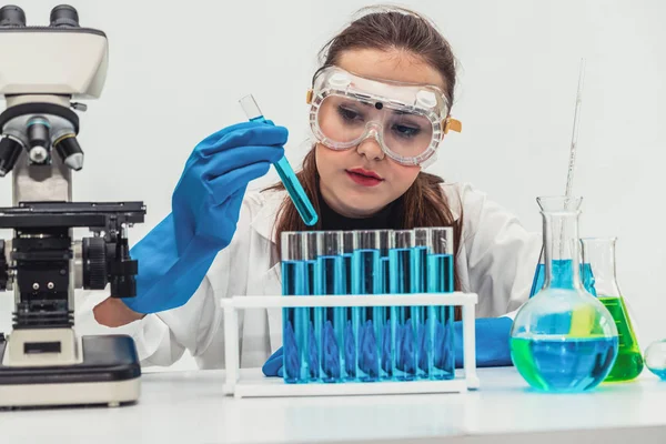 Mulher cientista trabalhando em laboratório de química . — Fotografia de Stock