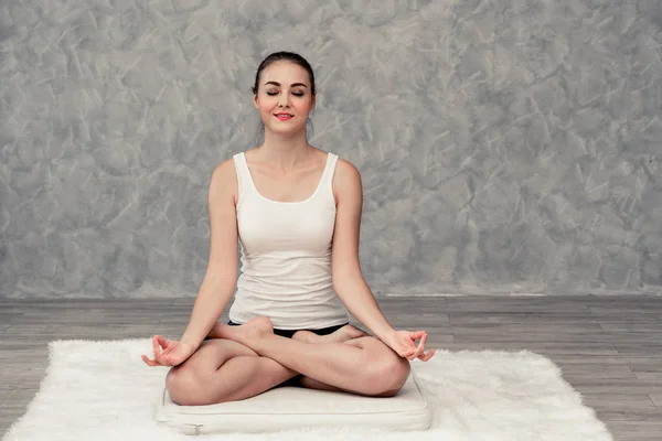 Ung kvinna yoga på mattan hemma vardagsrum. — Stockfoto