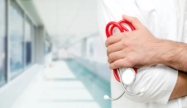 Jovem médico do sexo masculino que trabalha no hospital. — Fotografia de Stock